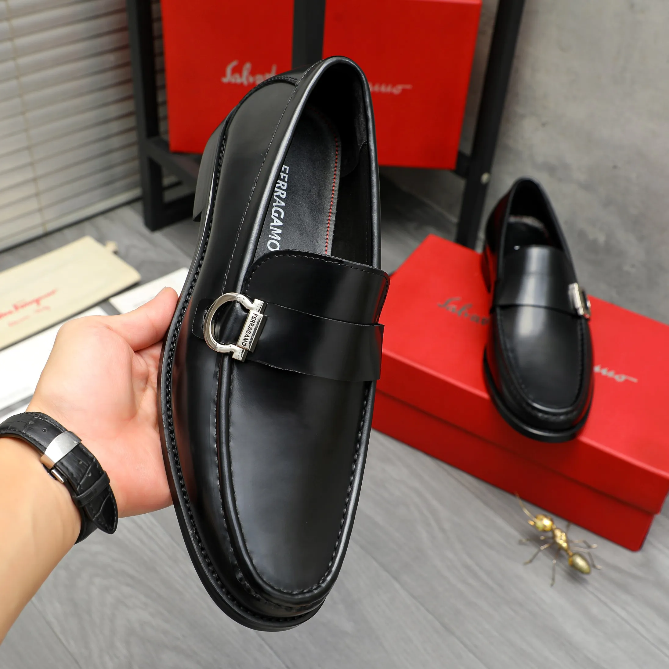 Men's shoes 💰442 Product trademark: Ferragamo "Ferragamo" business formal leather shoes Regular size: 38-46 (45.46 custom-made and non-returnable) Product materials: Selected pearlescent cowhide upper, cowhide lining, original rubber outsole
